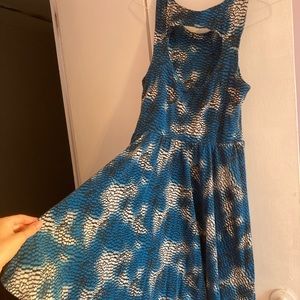 Blue & white cutout back dress 💙